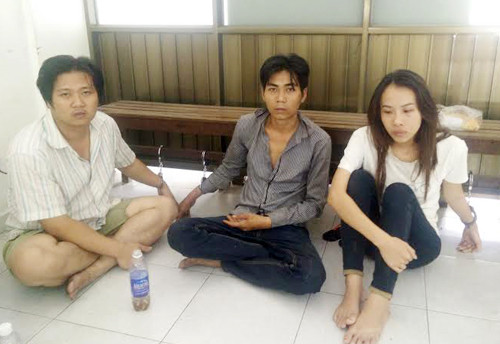 Người phụ nữ bị cướp vật ngã lấy điện thoại