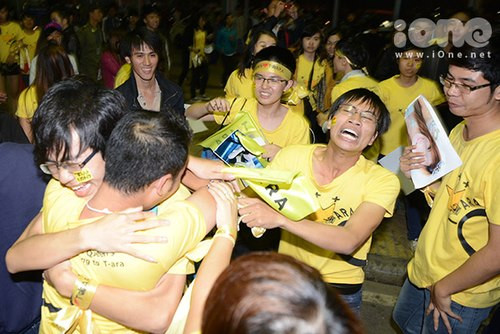 Bức ảnh fan nam ôm nhau khóc ở sân bay từng "gây bão" trên mạng năm 2012. them-mot-chang-trai-viet-bat-khoc-vi-t-ara-2