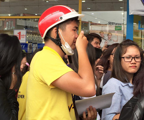 Bức ảnh fan nam rưng rưng xúc động khi thấy T-ara bằng xương bằng thịt được nhiều người chia sẻ trên Facebook. Ảnh: Pantech Vietnam. them-mot-chang-trai-viet-bat-khoc-vi-t-ara