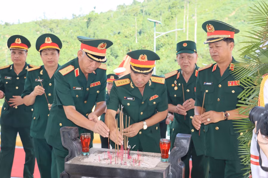 Các đại biểu dâng hương tưởng nhớ các liệt sĩ.