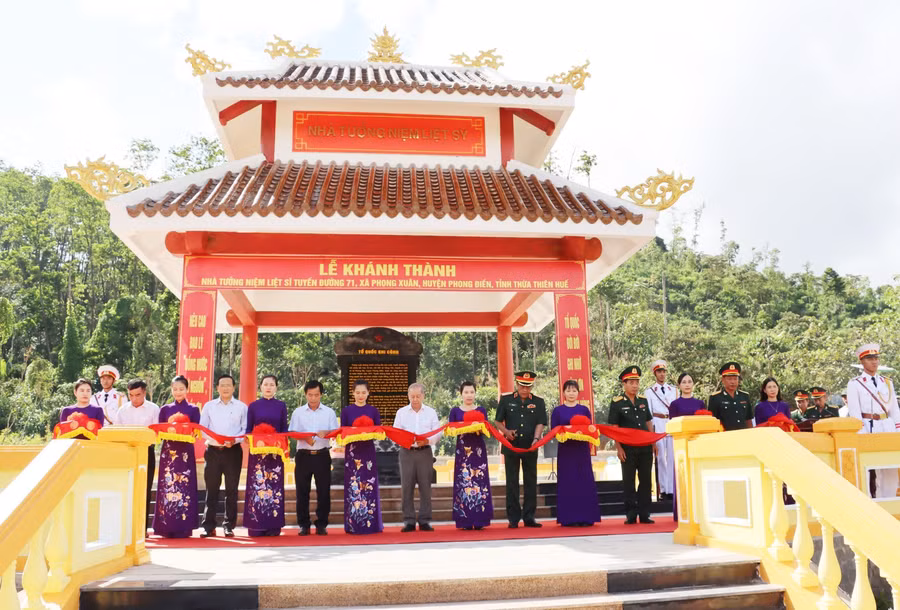 Lãnh đạo Cục Cứu hộ, cứu nạn - Bộ Quốc phòng, Bộ Tư lệnh Quân khu 4 và tỉnh Thừa - Thiên Huế, Bộ Chỉ huy Quân sự tỉnh cắt băng khánh thành.