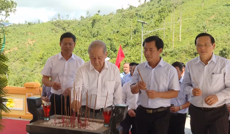 Các đại biểu dâng hương tưởng nhớ các liệt sĩ.