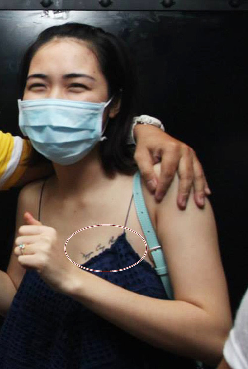Hòa Minzy lộ hình xăm tên Công Phượng trên ngực
