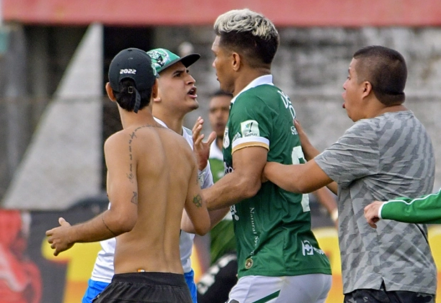 Cổ động viên quá khích tấn công cầu thủ.