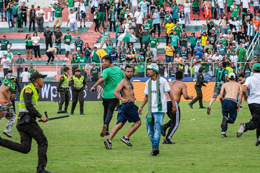 Đám đông cổ động viên thất vọng với phong độ kém cỏi của Deportivo Cali.