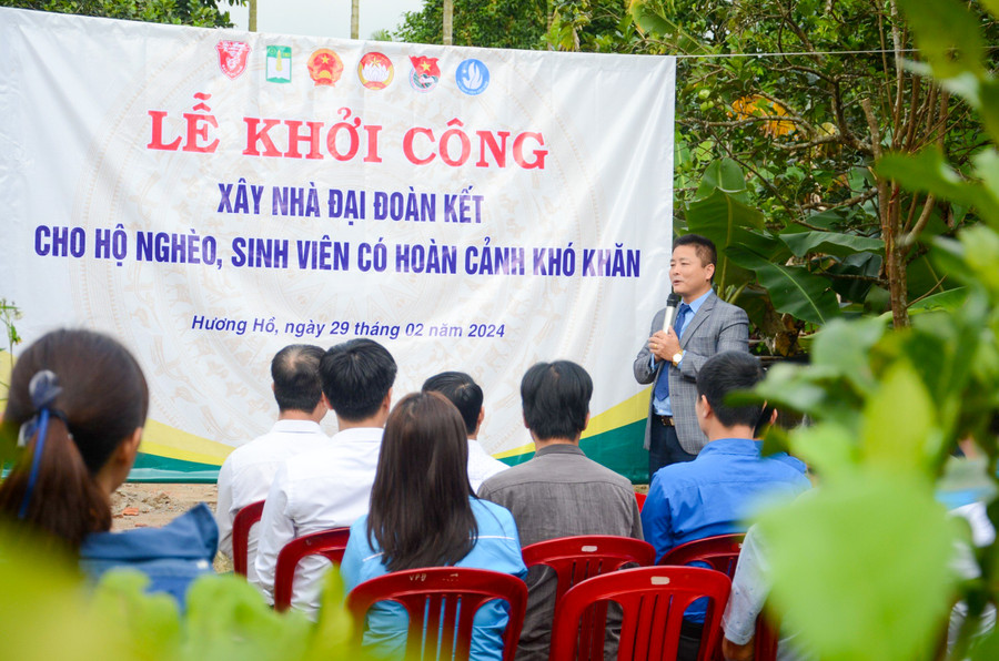 TS Bùi Văn Lợi - Phó Giám đốc ĐH Huế phát biểu tại lễ khởi công. TS Bùi Văn Lợi - Phó Giám đốc ĐH Huế phát biểu tại lễ khởi công.