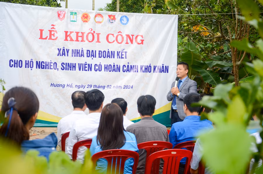 TS Bùi Văn Lợi - Phó Giám đốc ĐH Huế phát biểu tại lễ khởi công.