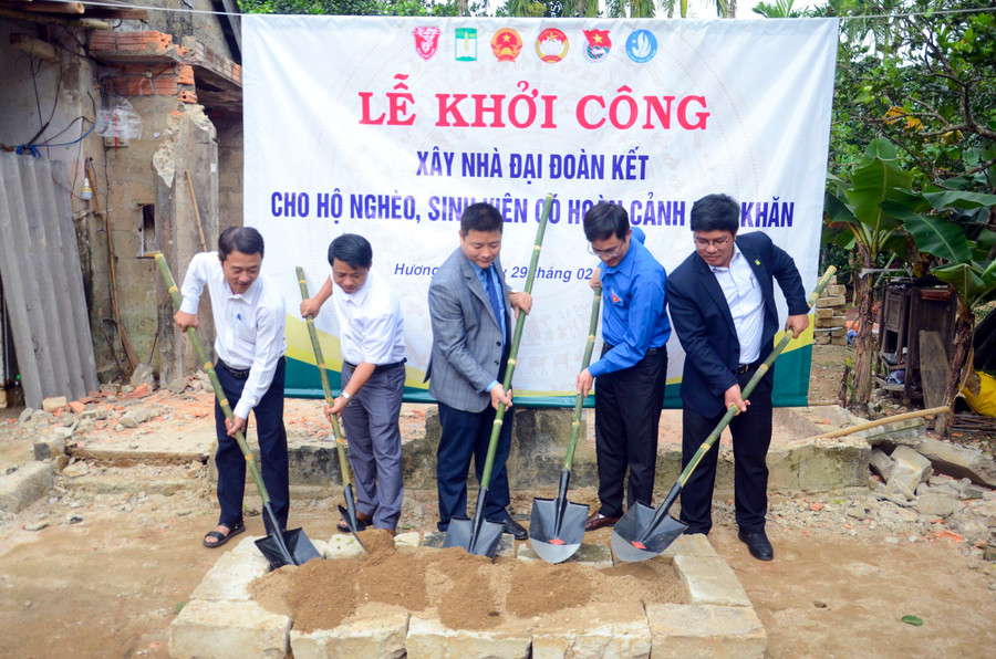 Thực hiện nghi lễ khởi công xây nhà đại đoàn kết cho hộ nghèo, sinh viên có hoàn cảnh khó khăn. Thực hiện nghi lễ khởi công xây nhà đại đoàn kết cho hộ nghèo, sinh viên có hoàn cảnh khó khăn.