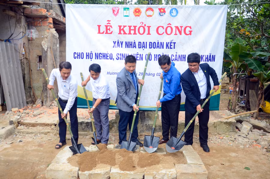 Thực hiện nghi lễ khởi công xây nhà đại đoàn kết cho hộ nghèo, sinh viên có hoàn cảnh khó khăn.