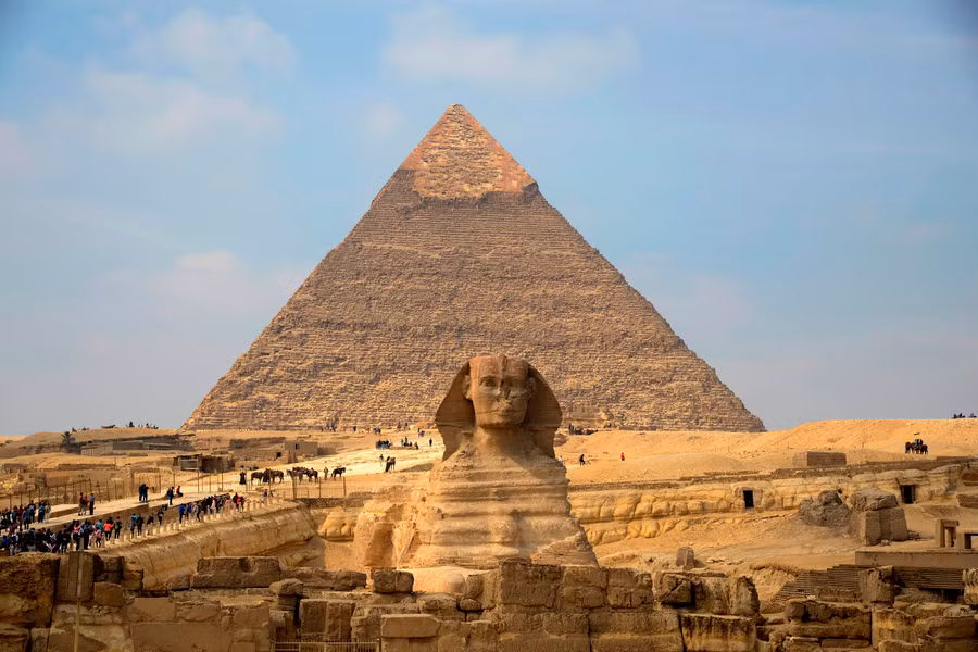 Tiền thuế được sử dụng để xây dựng đền thờ, lăng tẩm.