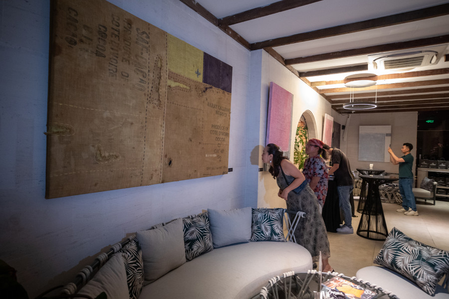 Vật liệu và chất liệu để làm nên tác phẩm nghệ thuật là chủ đề ấn tượng trong triển lãm &apos;Đường kim mũi chỉ&apos;.