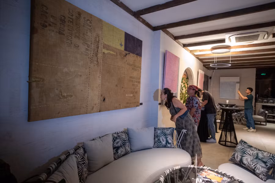 Vật liệu và chất liệu để làm nên tác phẩm nghệ thuật là chủ đề ấn tượng trong triển lãm 'Đường kim mũi chỉ'.