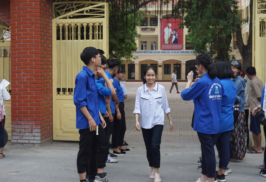 Thí sinh vui vẻ bước ra khỏi cồng trường sau môn thi Ngữ văn Thí sinh vui vẻ bước ra khỏi cồng trường sau môn thi Ngữ văn