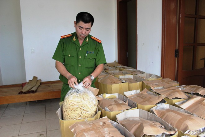 Số hàng bị thu giữ. Tạm giữ 1,2 tấn thức ăn ghi ngày sản xuất ở... tương lai