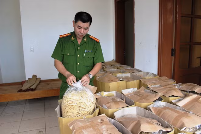 Tạm giữ 1,2 tấn thức ăn ghi ngày sản xuất ở... tương lai