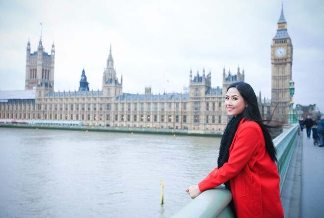 Nguyễn Thị Loan rực rỡ đón Giáng sinh ở Anh