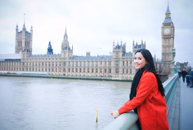 Nguyễn Thị Loan rực rỡ đón Giáng sinh ở Anh