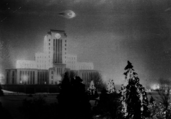 Tò mò ảnh chụp UFO từ thời chưa có photoshop ảnh 4 Tò mò ảnh chụp UFO từ thời chưa có photoshop ảnh 4