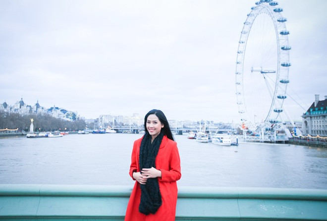 Nguyễn Thị Loan rực rỡ đón Giáng sinh ở Anh