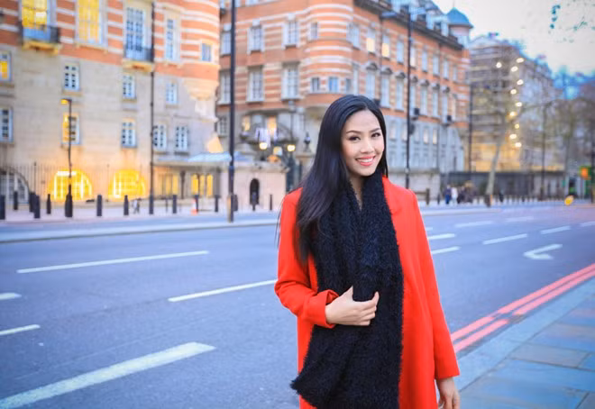 Nguyễn Thị Loan rực rỡ đón Giáng sinh ở Anh
