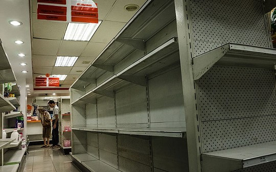 Kệ hàng siêu thị ở Venezuela trống trơn. Ảnh: The Telegraph Kệ hàng siêu thị ở Venezuela trống trơn. Ảnh: The Telegraph