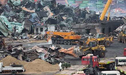 Bảy công nhân Trung Quốc thiệt mạng vì hít phải khí độc ảnh 1 Lực lượng cứu hộ làm việc tại hiện trường vụ nổ Thiên Tân. Ảnh: Guardian