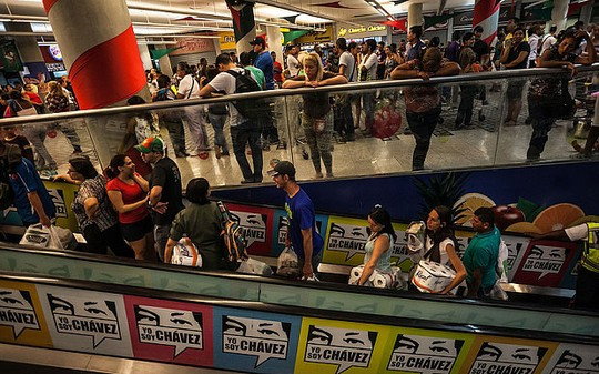 Người dân Venezuela xếp hàng mua đồ trong siêu thị. Ảnh: The Telegraph Người dân Venezuela xếp hàng mua đồ trong siêu thị. Ảnh: The Telegraph