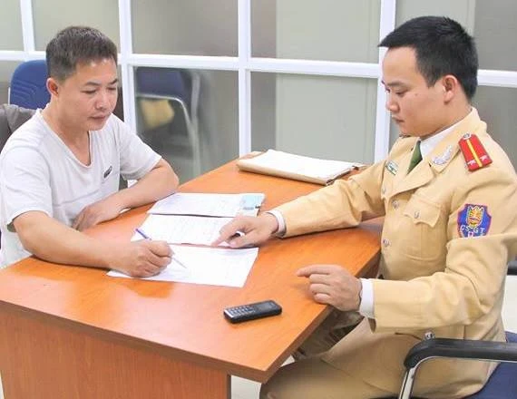 Phóng ôtô ngược chiều trên phố Hà Nội, 2 tài xế bị camera "tóm gọn"