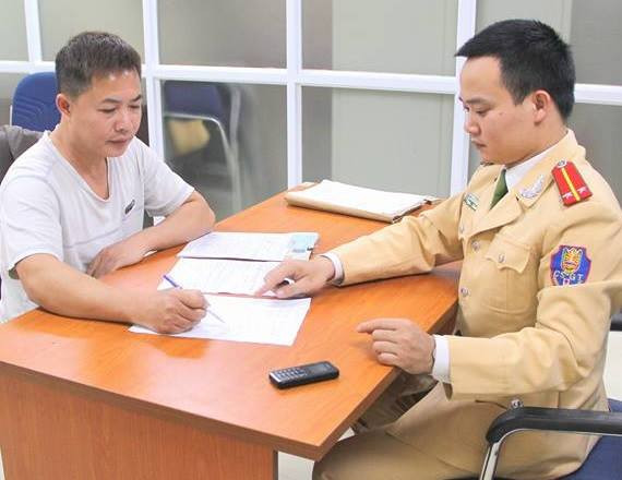 Tài xế điều khiển xe quay đầu ở cầu vượt Lê Văn Lương làm việc tại cơ quan công an Tài xế điều khiển xe quay đầu ở cầu vượt Lê Văn Lương làm việc tại cơ quan công an