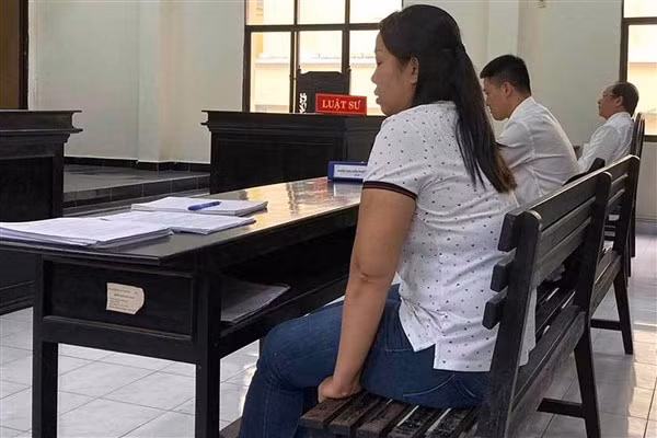 Đại diện phía nguyên đơn và bị đơn tại phiên tòa ngày 20/4.