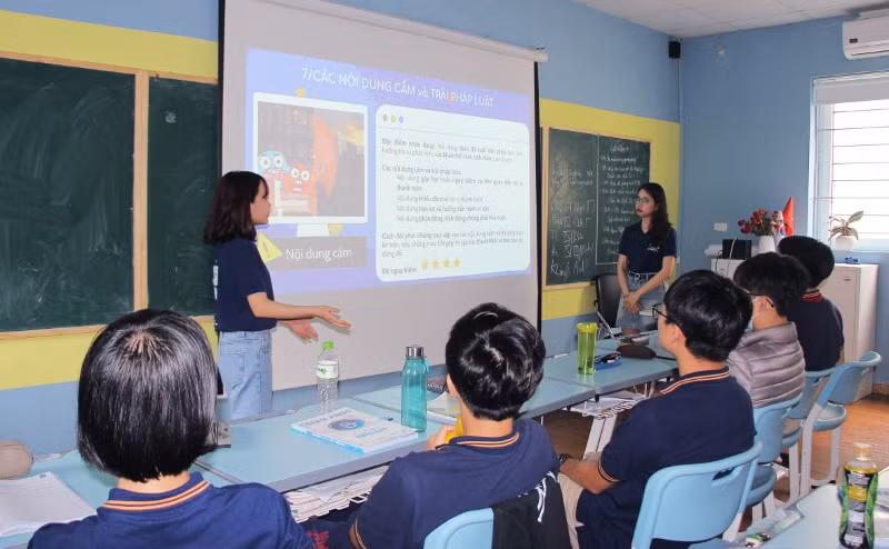 Lớp học CyberSchool do các bạn tình nguyện viên của CyberKid Vietnam tổ chức.