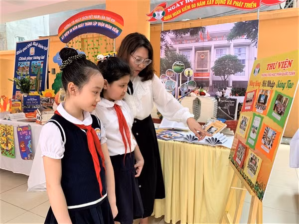 Cô Nguyễn Ngọc Linh hướng dẫn học sinh tìm hiểu về sách.