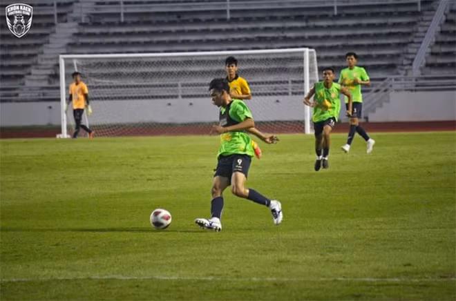 Dư luận Thái Lan nổi giận với hình ảnh Supachai Jaided ra sân thi đấu dù chưa hết hạn cách ly.