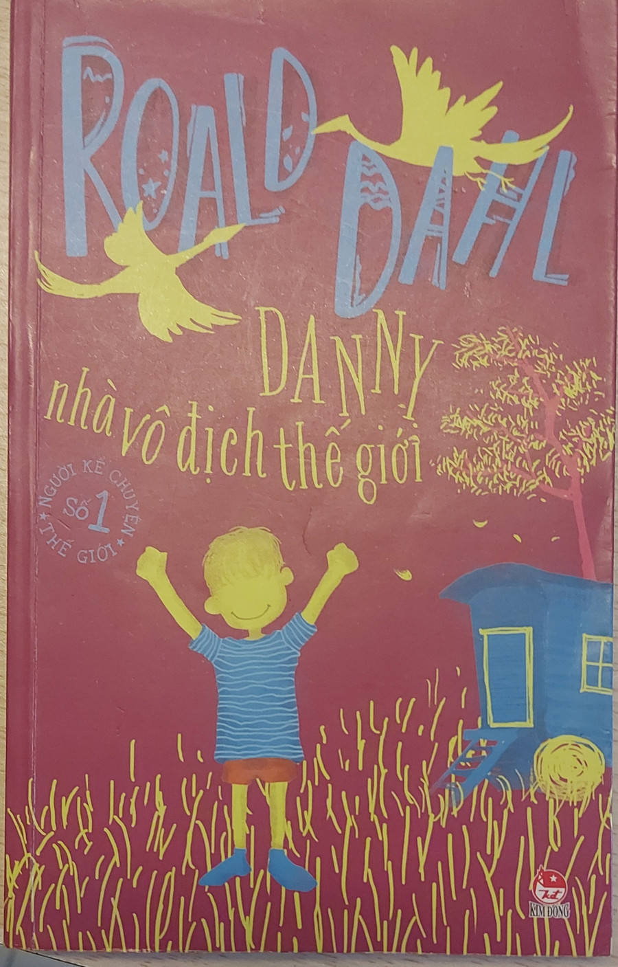 Với 'Danny nhà vô địch thế giới', tác giả Roald Dahl giúp độc giả có thể thư giãn cùng sự trong trẻo, hồn nhiên. Ảnh: Tấn Quyết. Với 'Danny nhà vô địch thế giới', tác giả Roald Dahl giúp độc giả có thể thư giãn cùng sự trong trẻo, hồn nhiên. Ảnh: Tấn Quyết.