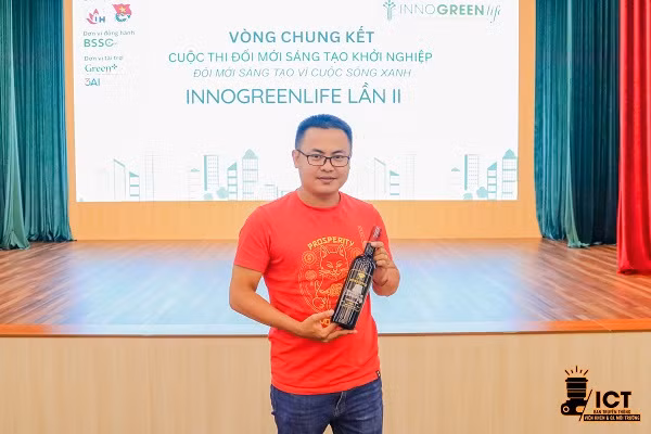 Anh Nguyễn Khắc Biền, Viện Khoa học công nghệ và Quản lý môi trường giới thiệu sản phẩm rượu vang lên men từ vỏ cà phê.