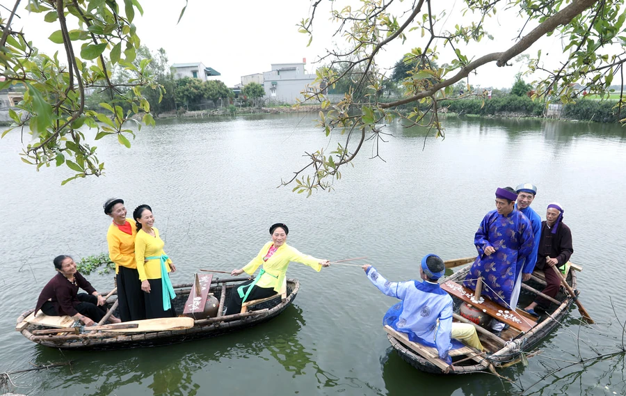 Cảnh hát trống quân ở Liêm Thuận.