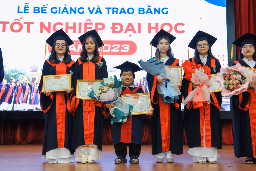 Kim Anh có thành tích đáng nể trong học tập và tốt nghiệp Xuất sắc toàn khóa học ngành Công tác xã hội.