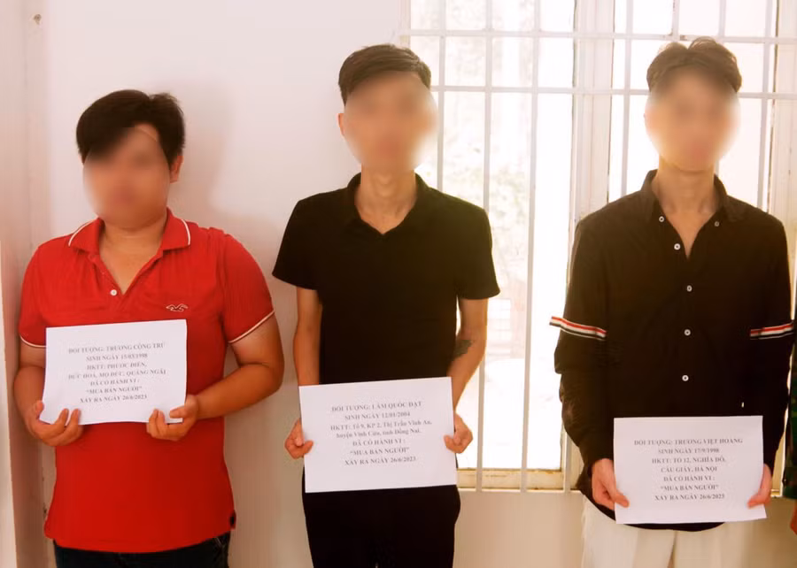 Các đối tượng bị Đồn Biên phòng cửa khẩu Mỹ Quý Tây bắt giữ khi lừa N. sang Campuchia bán.