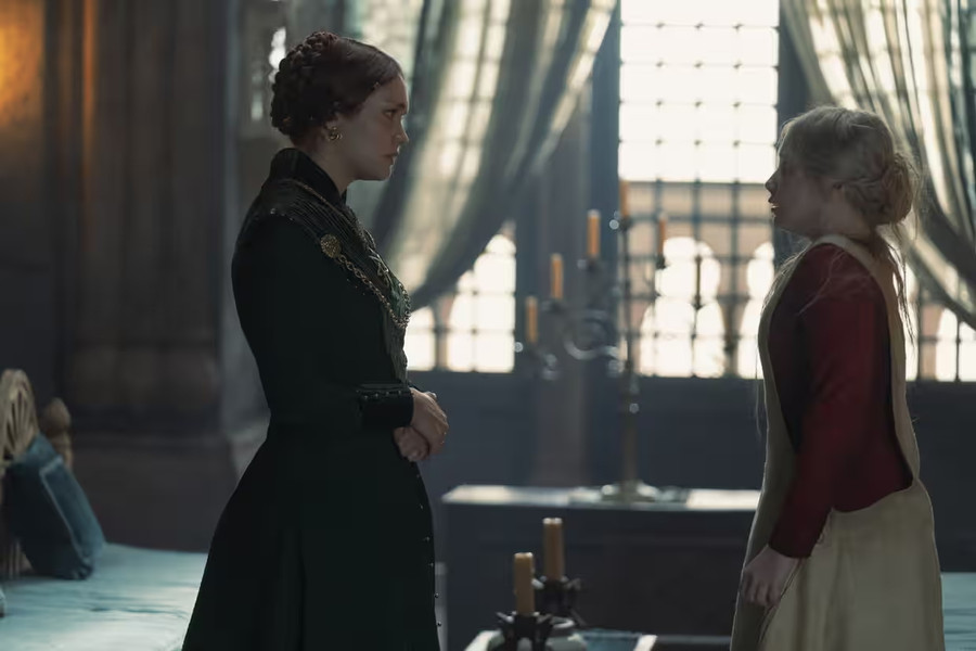 Ngôi sao của &apos;House of the Dragon&apos; - Maddie Evans (phải) đánh giá cao tính linh hoạt mà việc học trực tuyến mang lại.