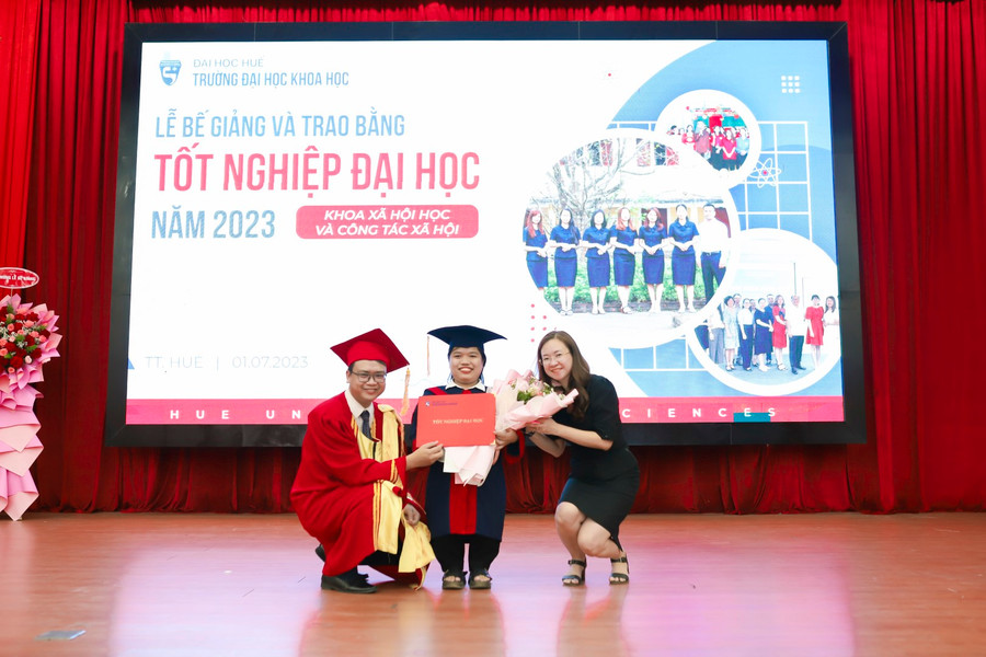 Khoảnh khắc đặc biệt của Phạm Thị Kim Anh cùng thầy cô tại Lễ tốt nghiệp. Khoảnh khắc đặc biệt của Phạm Thị Kim Anh cùng thầy cô tại Lễ tốt nghiệp.