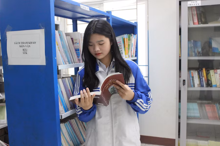 Hoàng Thị Thu Hương, học sinh Trường THPT Đồng Đậu, huyện Yên Lạc (Vĩnh Phúc) giành giải Nhất môn Ngữ văn Kỳ thi chọn học sinh giỏi cấp tỉnh năm học 2022-2023. Ảnh: INT