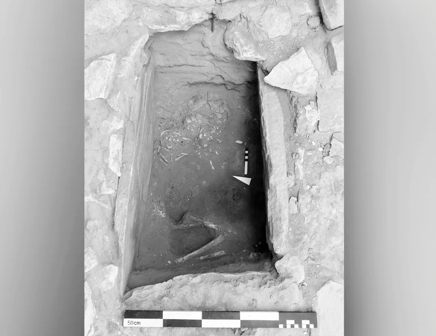 Chiếc vòng được tìm thấy trong ngôi mộ của một đứa trẻ 8 tuổi. Ảnh: CNN