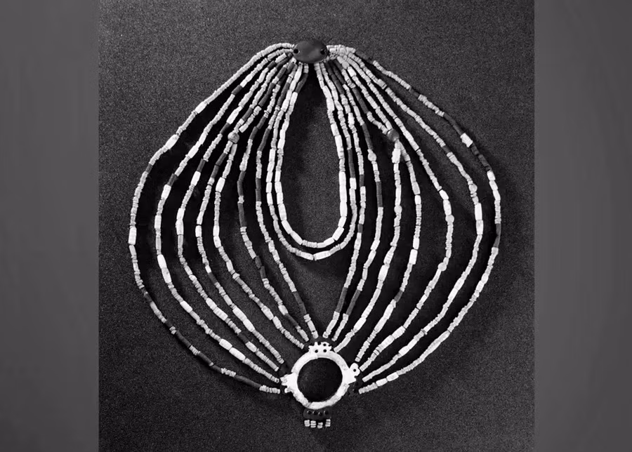 Các nhà nghiên cứu đã lắp ráp lại chiếc vòng cổ thời Đồ Đá mới được làm từ hơn 2.500 hạt. Ảnh: CNN