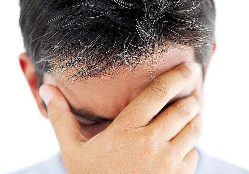 Rụng tóc, tóc bạc sớm là những dấu hiệu báo động cần lưu ý cho sức khoẻ tinh thần. Ảnh minh họa. Rụng tóc, tóc bạc sớm là những dấu hiệu báo động cần lưu ý cho sức khoẻ tinh thần. Ảnh minh họa.