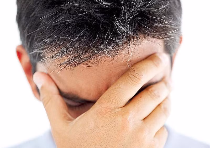 Rụng tóc, tóc bạc sớm là những dấu hiệu báo động cần lưu ý cho sức khoẻ tinh thần. Ảnh minh họa.