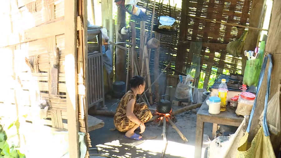 Căn bếp của gia đình bà Lữ Thị Lan đã xập xệ, rách nát vẫn chưa thể xây lại.