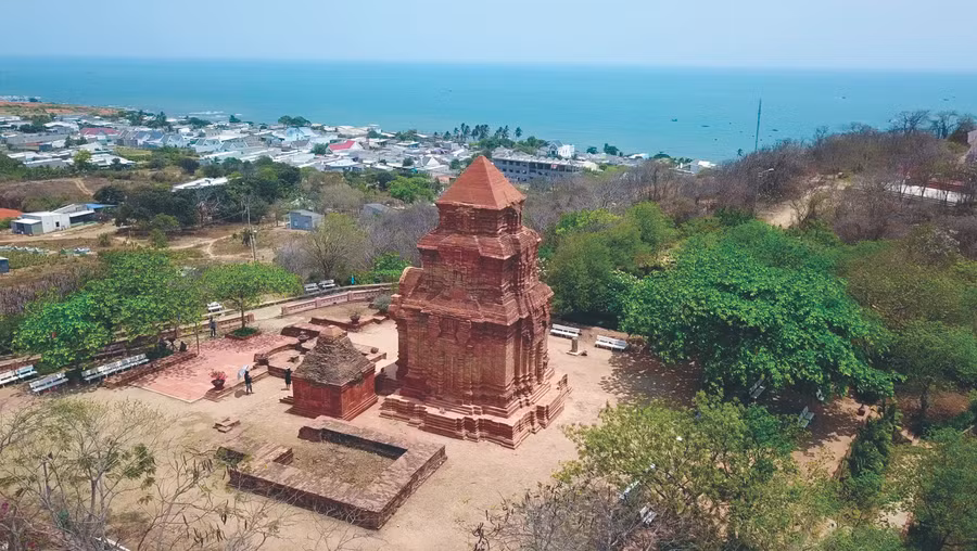 Triển lãm 'Di sản văn hóa Bình Thuận kết nối các vùng, miền' diễn ra tại Di tích tháp Pô Sah Inư. Ảnh: mybinhthuan.vn.