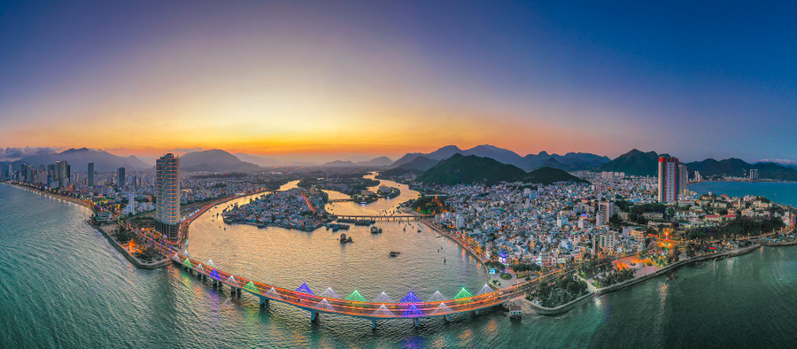 Tác phẩm 'Vòng cung phố biển Nha Trang' của tác giả Hồ Trung Lâm. Ảnh: BTC. Tác phẩm 'Vòng cung phố biển Nha Trang' của tác giả Hồ Trung Lâm. Ảnh: BTC.