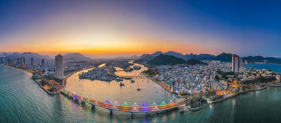 Tác phẩm 'Vòng cung phố biển Nha Trang' của tác giả Hồ Trung Lâm. Ảnh: BTC.