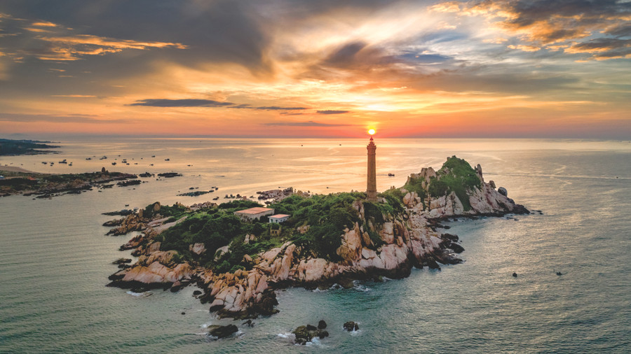 Tác phẩm 'Thắng cảnh hải đăng Kê Gà' ở Hàm Thuận Nam, Bình Thuận. Ảnh: BTC. Tác phẩm 'Thắng cảnh hải đăng Kê Gà' ở Hàm Thuận Nam, Bình Thuận. Ảnh: BTC.